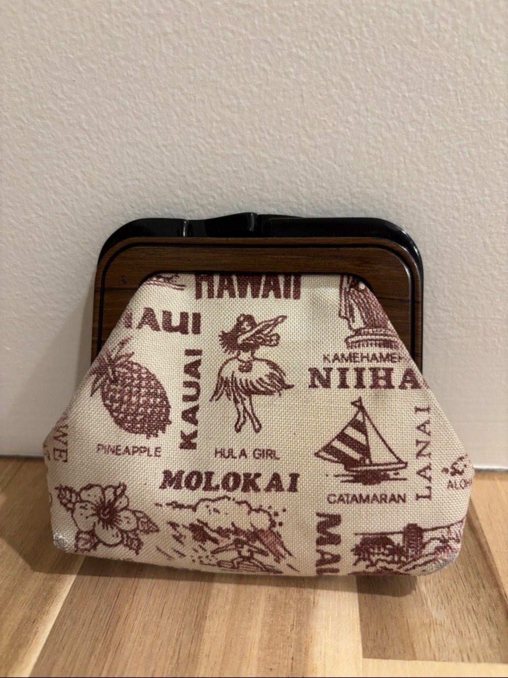Vintage Hawaiian coin purse canvas with lucite kiss lock change purse brown